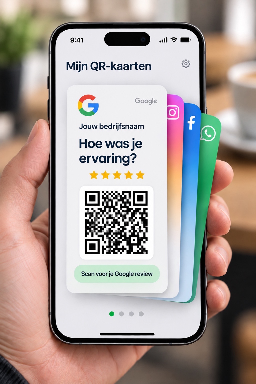 Telefoon met meerdere digitale kaarten: Google, Instagram, Facebook en WhatsApp