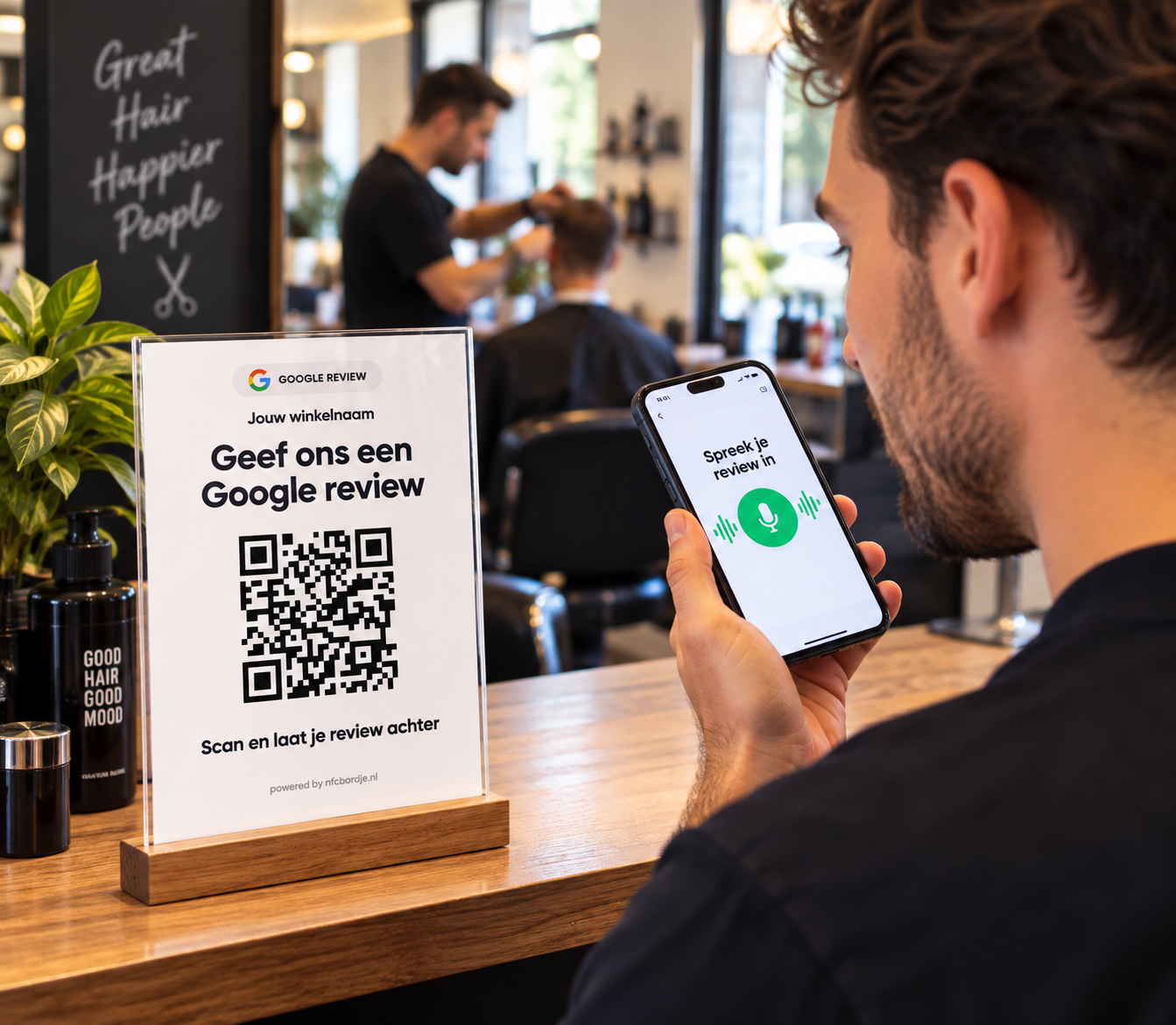 Klant spreekt een review in met Reviewhulp naast een QR-reviewposter op de toonbank
