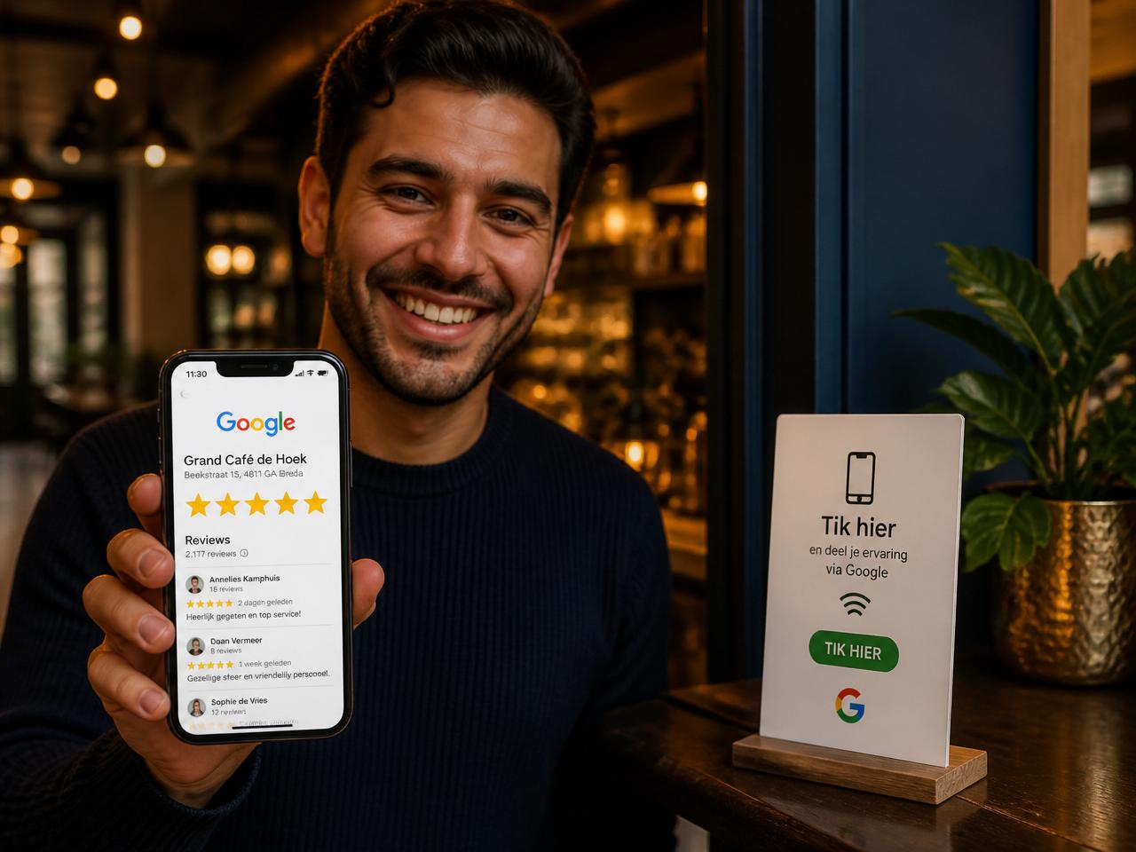 Klant houdt smartphone bij een NFC-bordje op de balie